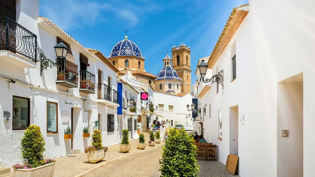 The Spanish government has confirmed that its popular ‘Golden Visa’ scheme – which grants non-EU citizens residency rights in exchange for property or other investments worth at least €500,000 – will end on 3 April.