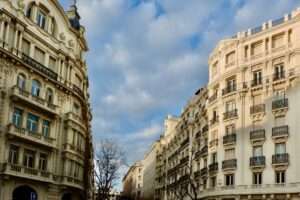 Global house price growth has slowed to 2.6% in Q2 2024, down from 4.1% in Q1. Knight Frank warns that without further interest rate cuts, property markets may struggle to sustain growth.